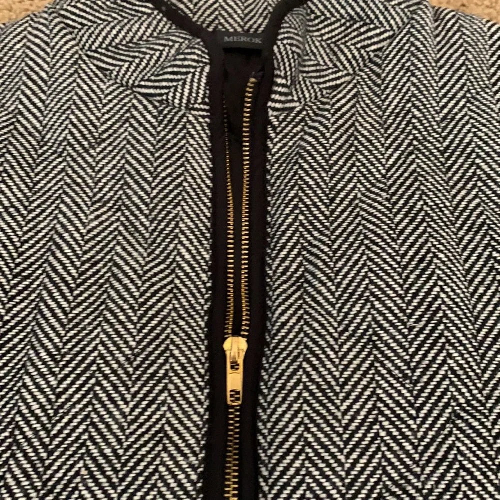 Black and white vest - Picture 2 of 5